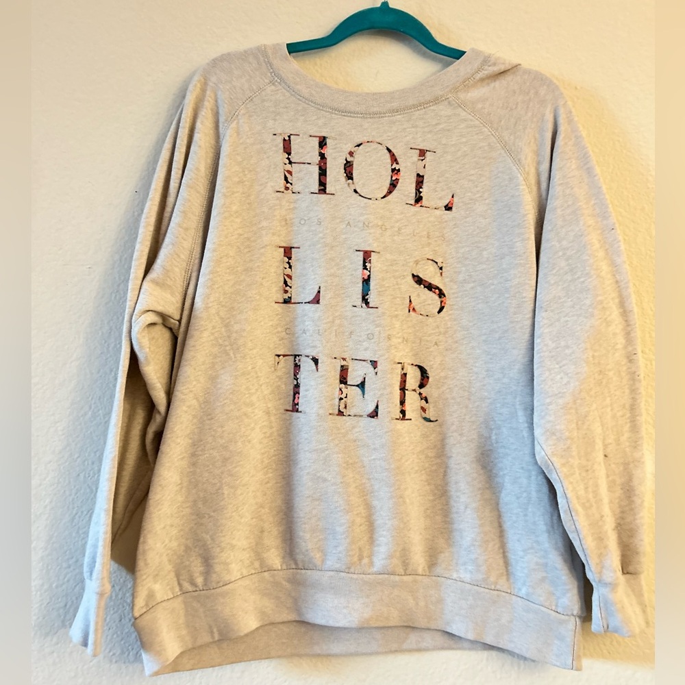 Hollister Women's Light Gray Crew Neck Sweater